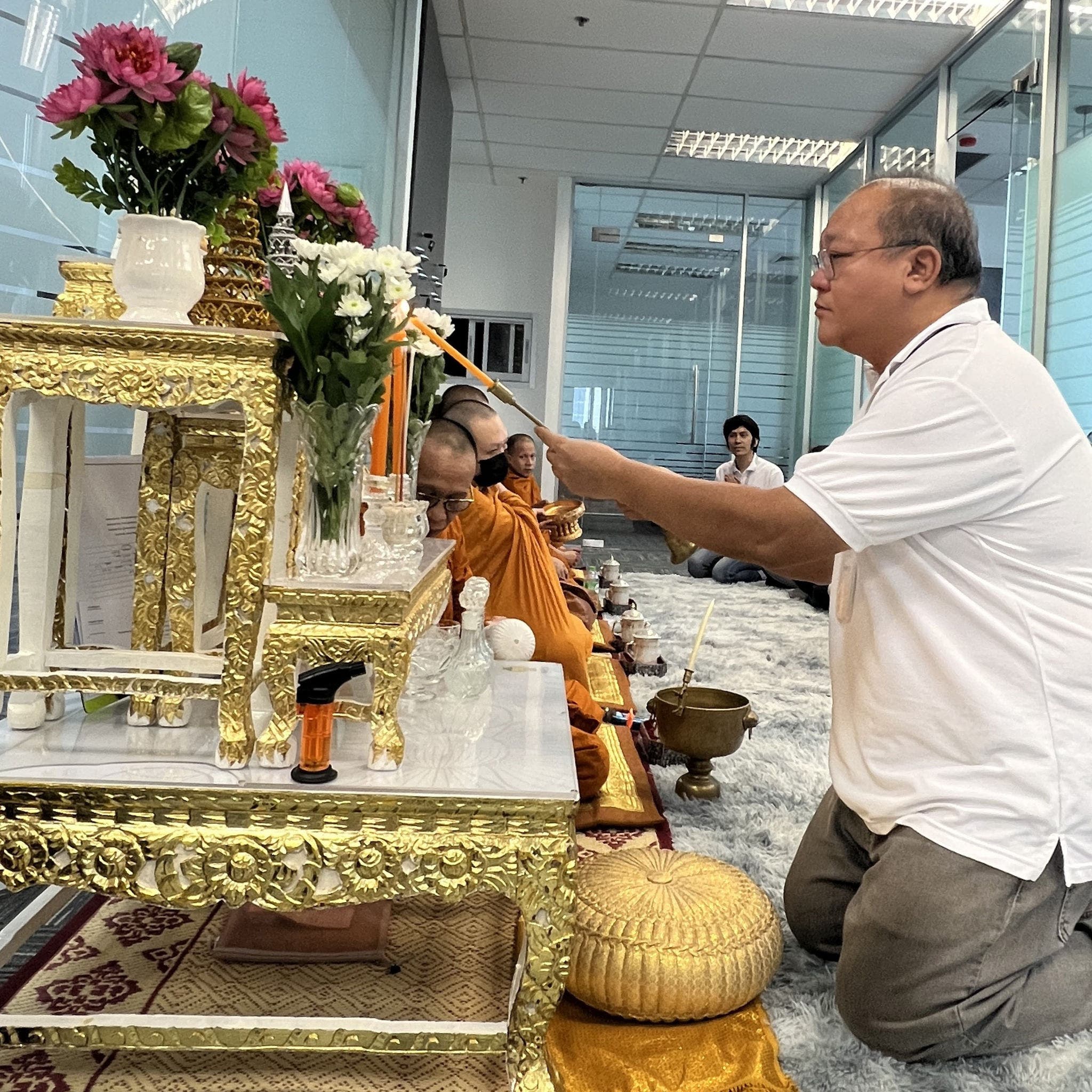 Das Team von Stäubli Thailand drückte seine Dankbarkeit für ihren Erfolg und ihr Wachstum bei der Verdiensterbringung aus.