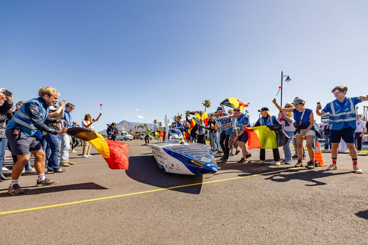 Studenten-Solarauto glänzt bei internationalen Rennen