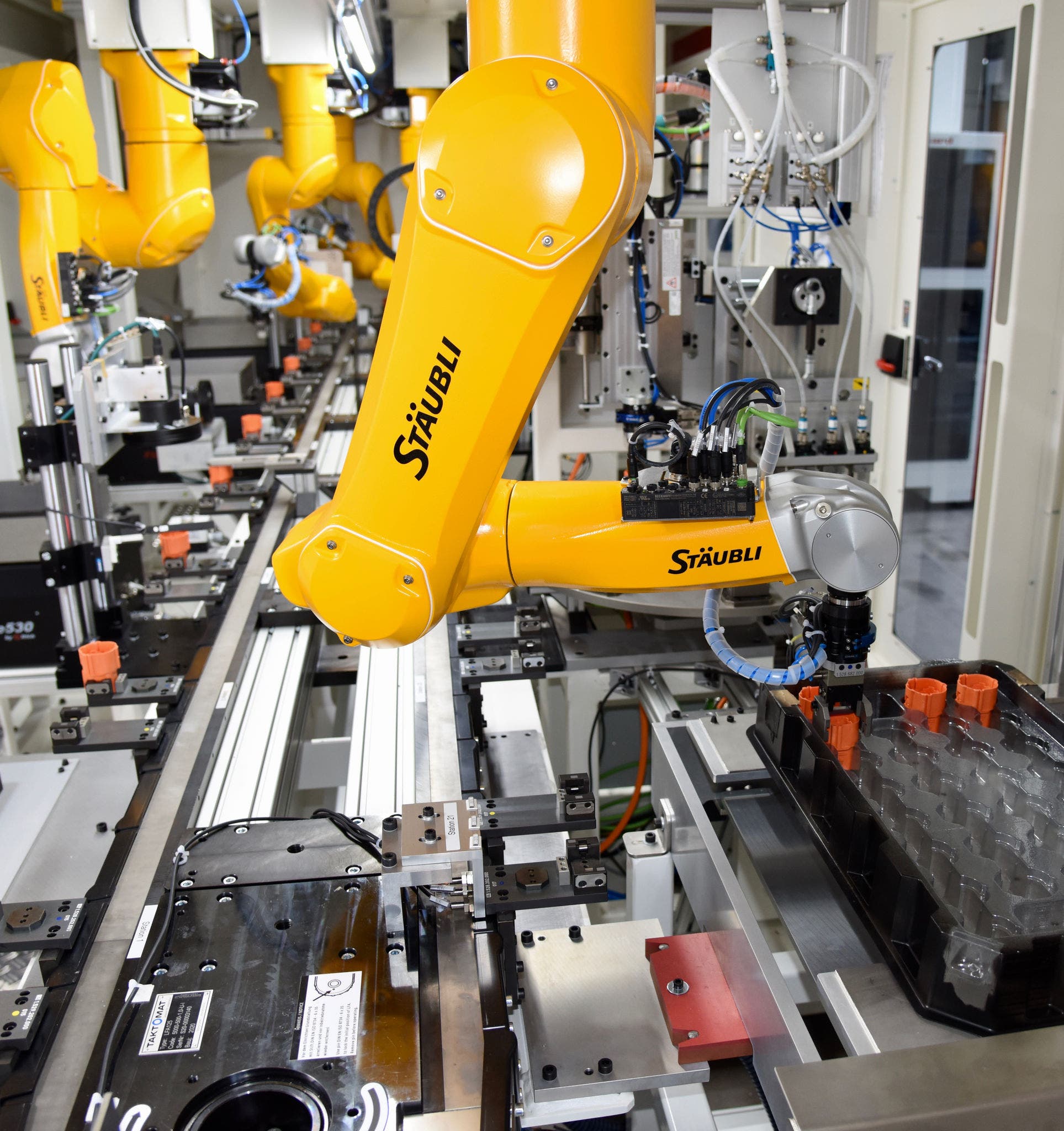 A total of six ceiling-mounted Stäubli six-axis robots work on the assembly and inspection line.