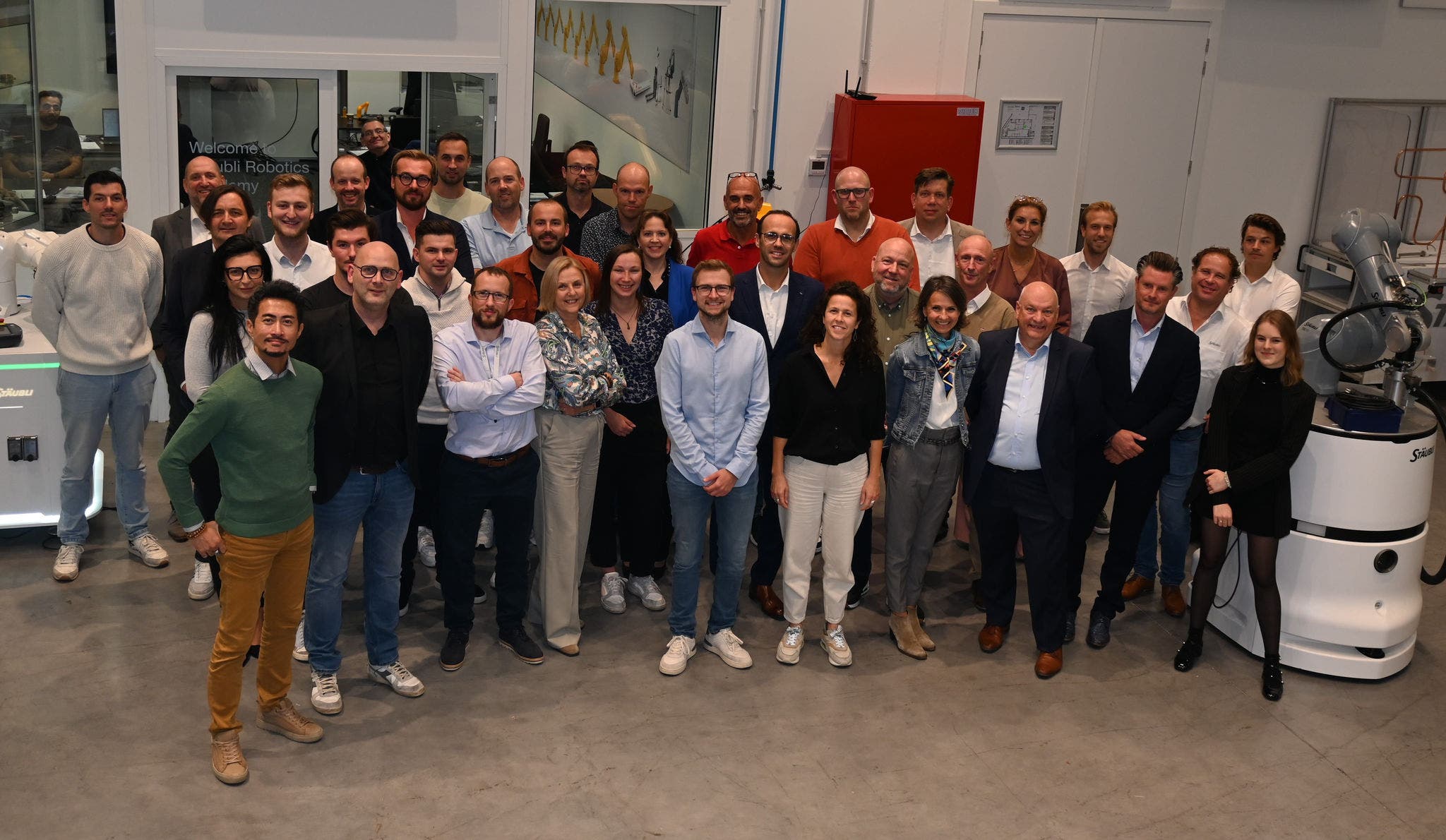 A team of 37 staff members are at your service for sales, after-sales and training for Stäubli’s four dedicated Divisions: Electrical Connectors, Fluid Connectors, Robotics and Textile.