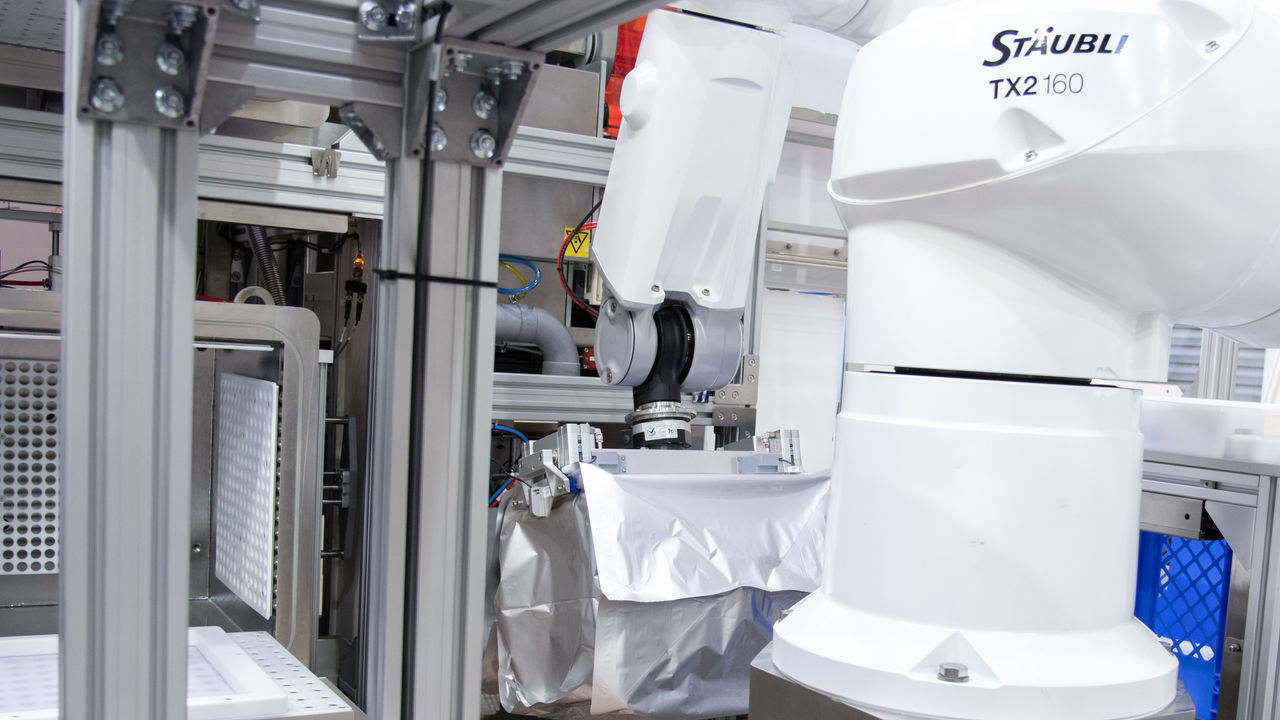 Stäubli TX2-160 six-axis robots are responsible for handling all FOSB bagging processes