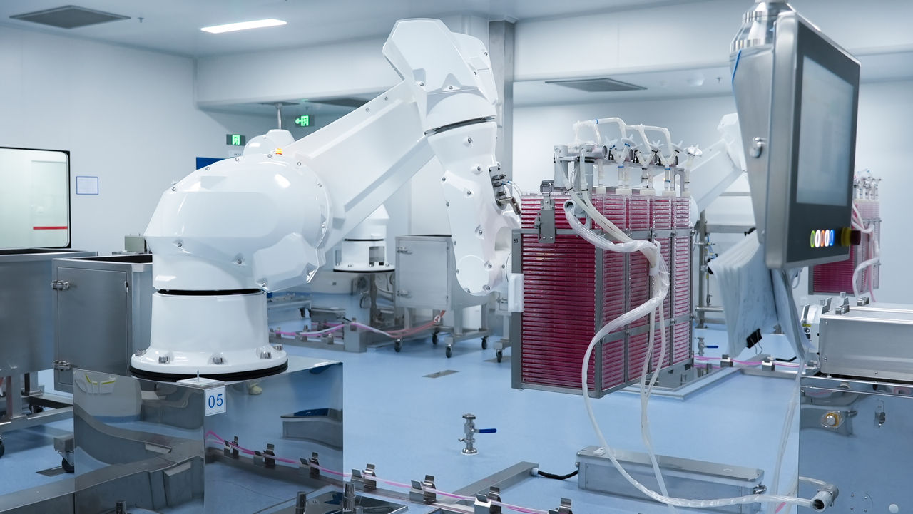 The Stericlean robots support the filling and emptying of the cell factories